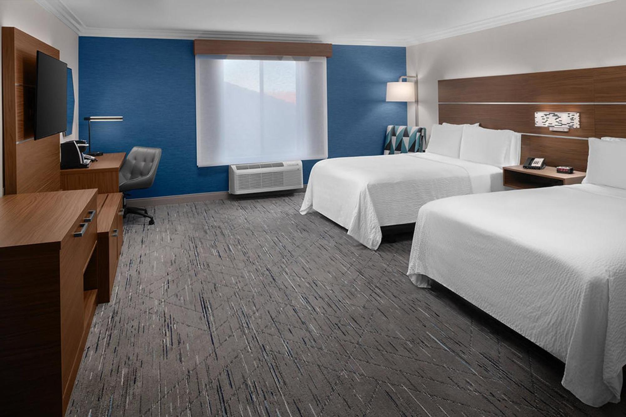 Hotel Holiday Express & By Ihg